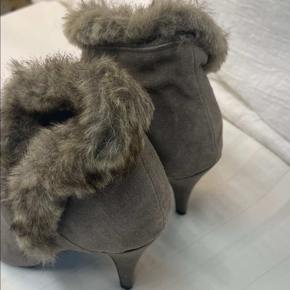 Women's Faux Fur Trim Ankle Boots - Gray size 7.5 - Picture 5 of 12